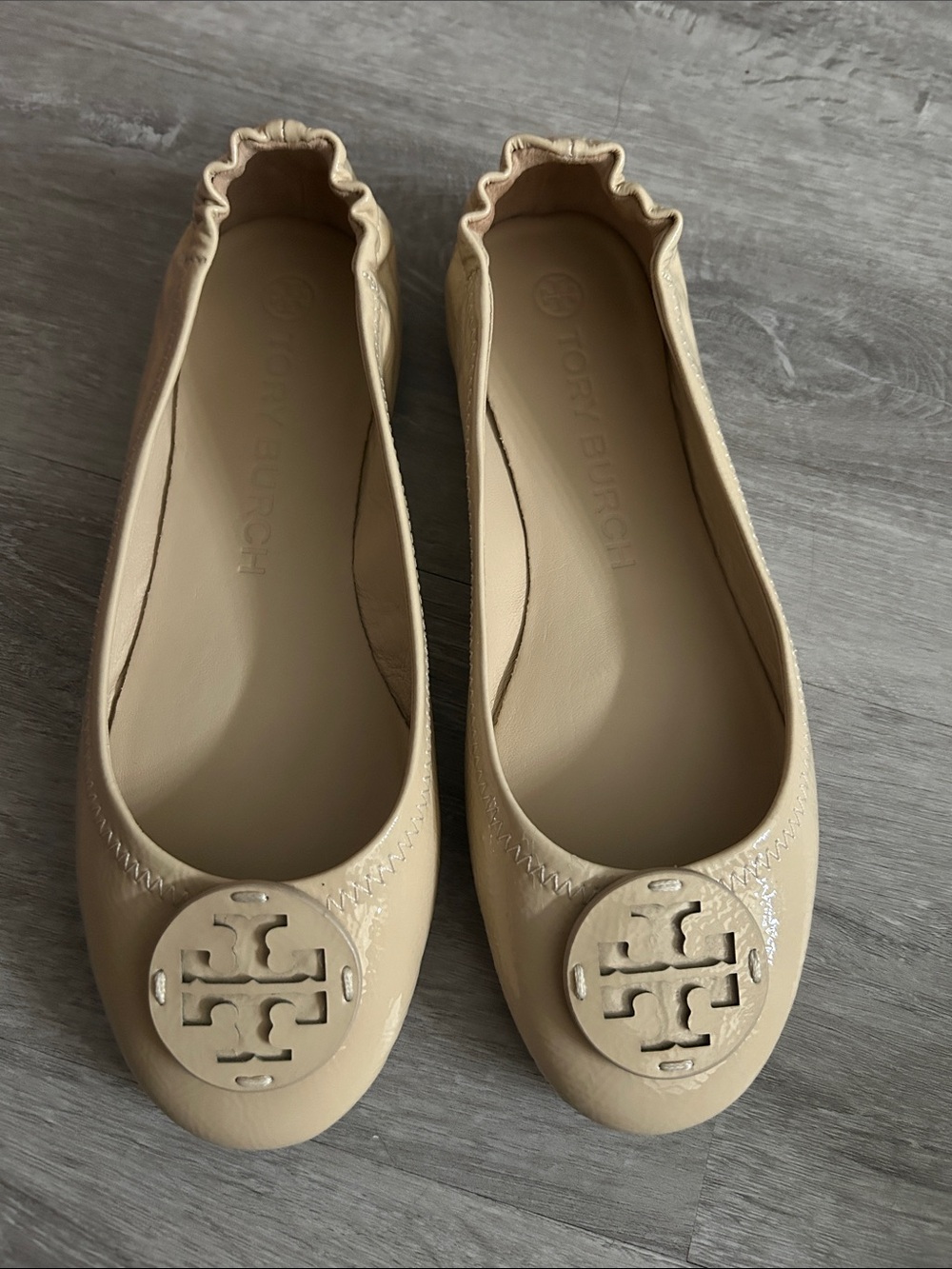 Tory Burch Nude Patent Leather Logo Round-Toe Ballet Flats, size 8